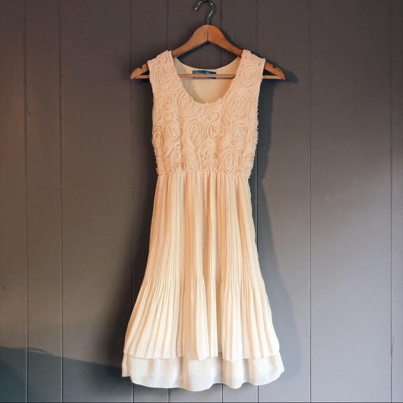 Aqua Blue Dresses & Skirts - Cream Rose Lace Pleated Sleeveless Dress